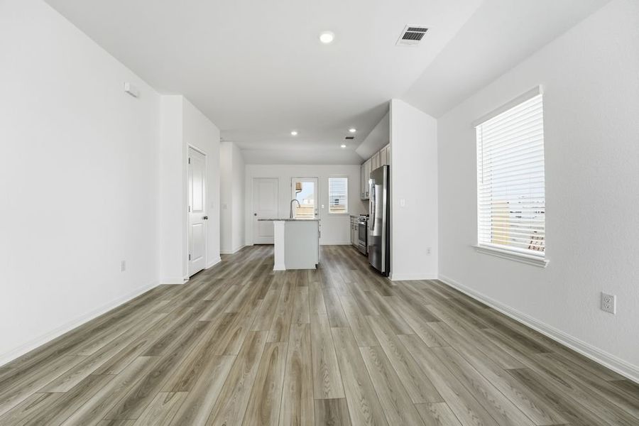 Spacious, unfurnished interior of a new home in Longview, Del Valle (Image 12).