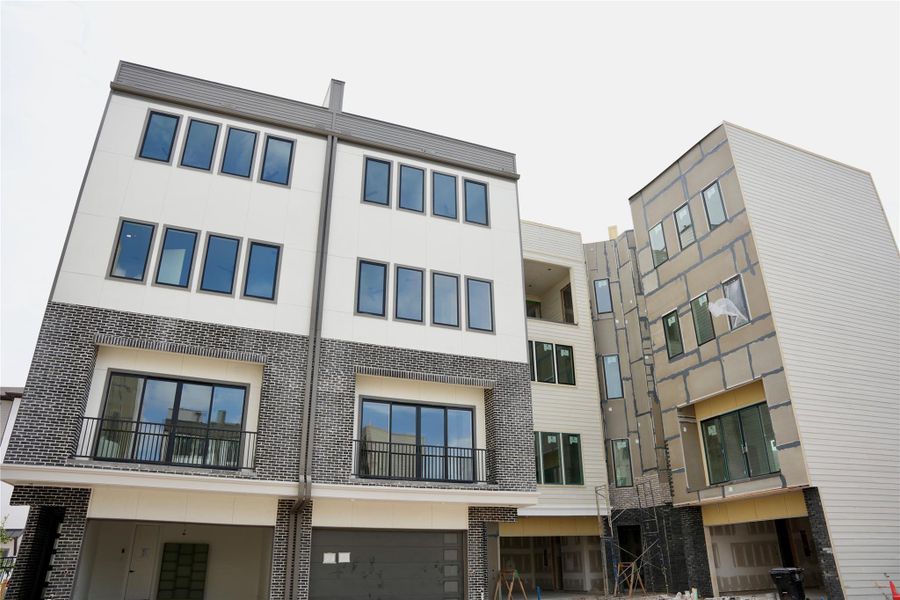 Condo located in Houston, TX showcasing its design and architecture (Image 1). Condo located in Houston, TX showcasing its design and architecture (Image 1).