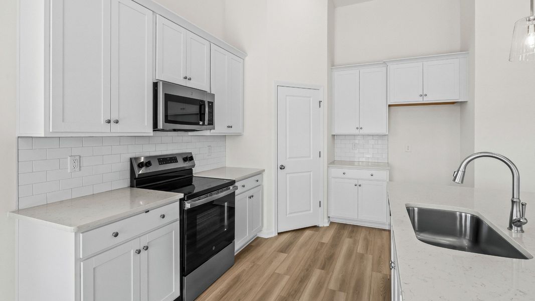 Crisp, clean kitchen finishes elevate the Easton plan’s modern appeal Crisp, clean kitchen finishes elevate the Easton plan’s modern appeal