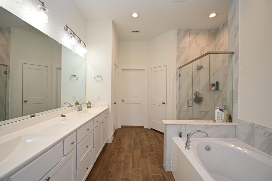 Furnished interior view inside a new home in , Missouri City (Image 14).