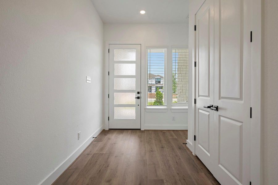 Spacious, unfurnished interior of a new home in Hallimore Ranch, Rosenberg (Image 17).