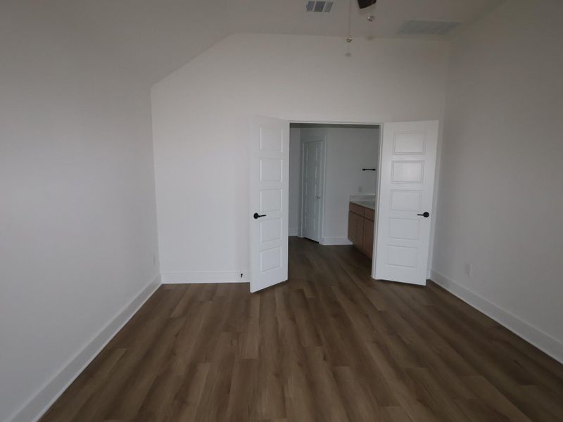 Spacious, unfurnished interior of a new home in Lago Mar, Santa Fe (Image 15).
