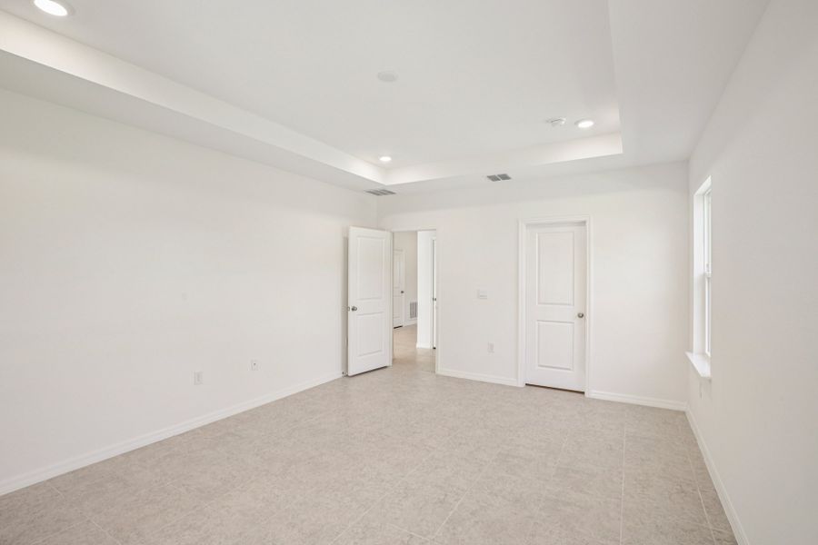Spacious, unfurnished interior of a new home in Marion Oaks, Ocala (Image 31).