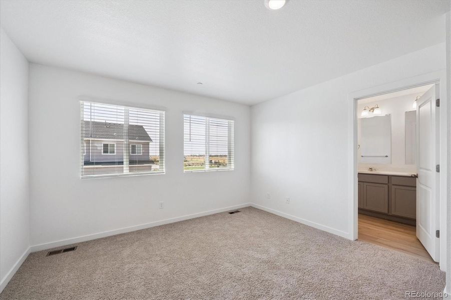Spacious, unfurnished interior of a new home in Settlers Crossing, Commerce City (Image 15).