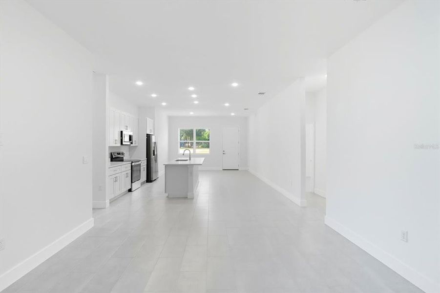 Spacious, unfurnished interior of a new home in , Dunnellon (Image 14).