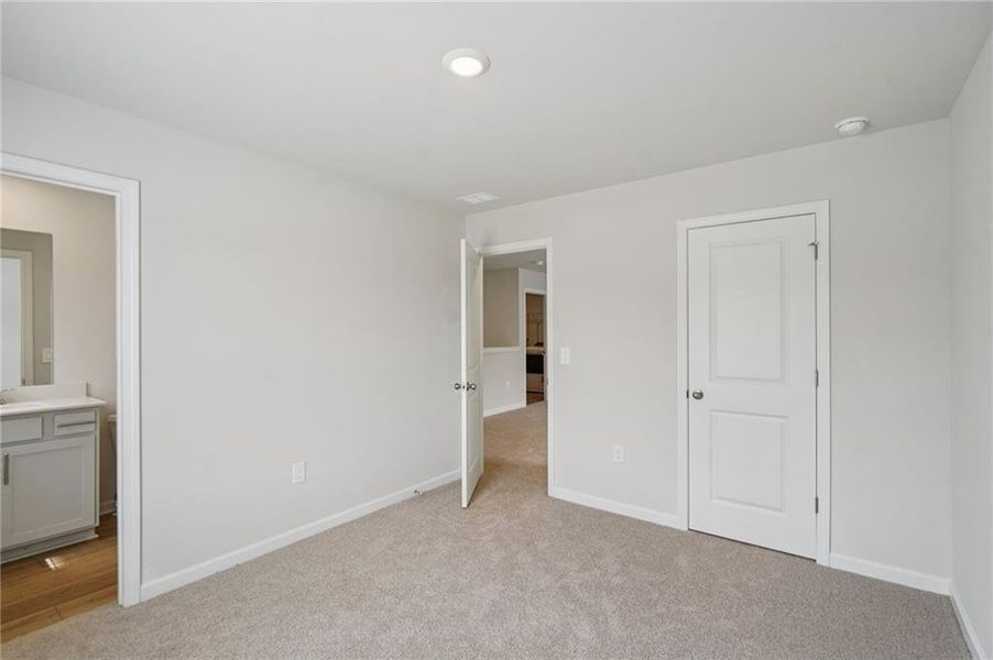 Spacious, unfurnished interior of a new home in Westmont Preserve, Powder Springs (Image 23).