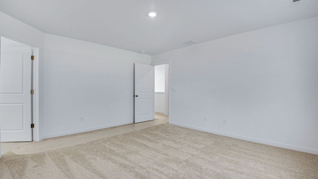 Spacious, unfurnished interior of a new home in Silver Peaks, Lochbuie (Image 29).
