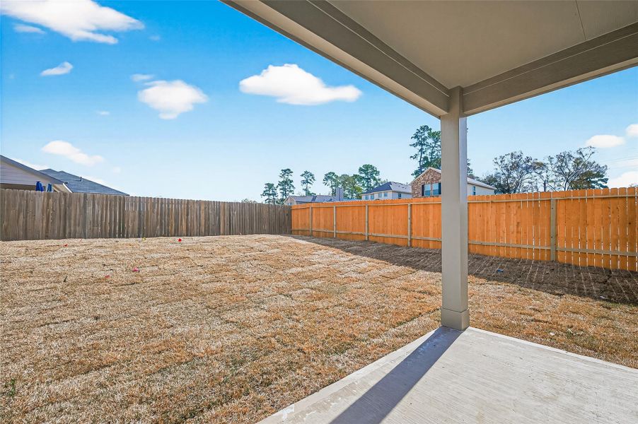 Exterior details and patio area of a home in Woodland Lakes, Houston (Image 23).