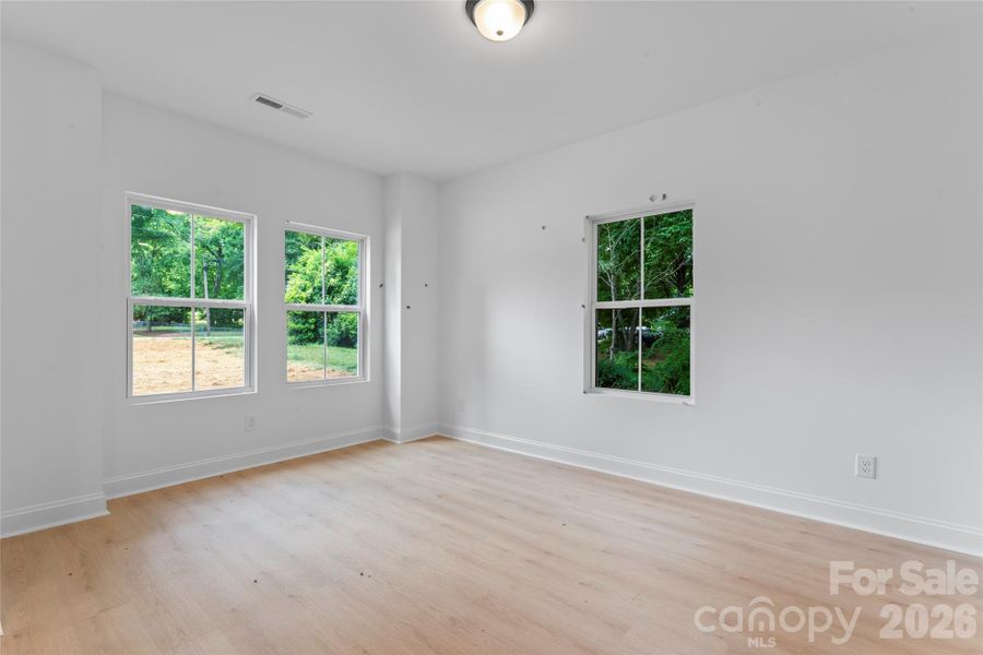Spacious, unfurnished interior of a new home in , Harrisburg (Image 17).