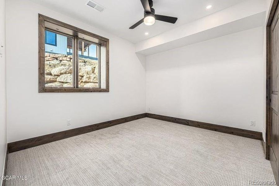 Spacious, unfurnished interior of a new home in , Granby (Image 26).