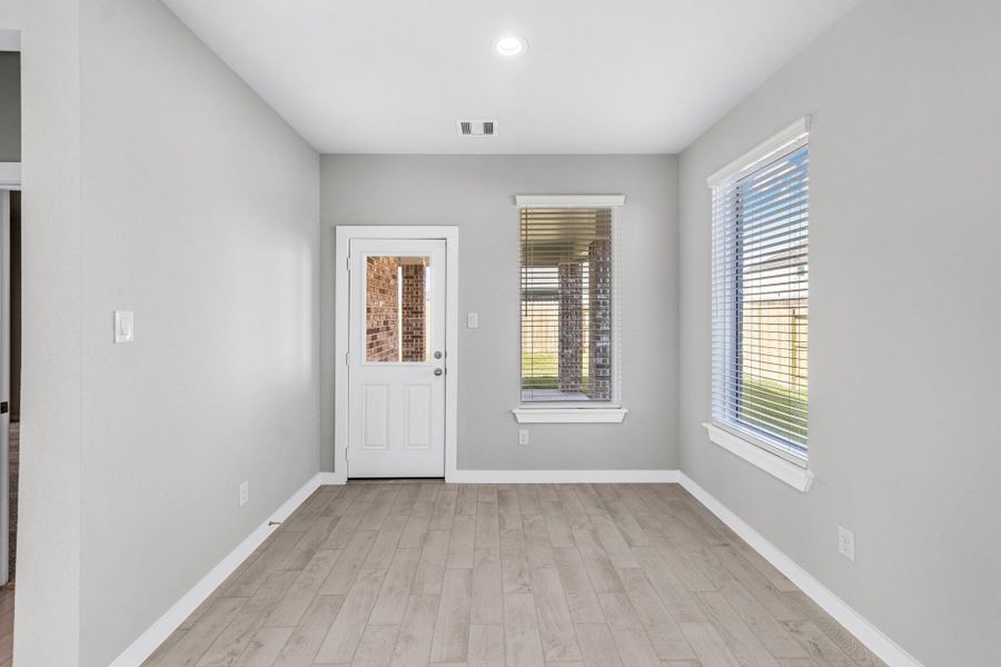 Spacious, unfurnished interior of a new home in Sunterra Lakes, Fulshear (Image 18).