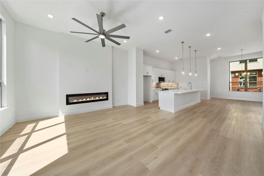Spacious, unfurnished interior of a new home in , Farmers Branch (Image 19).