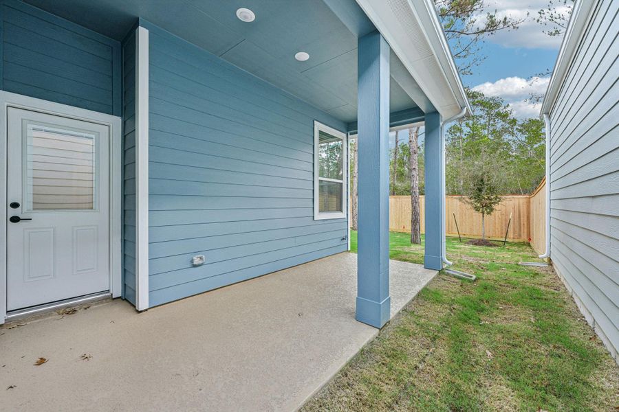 Exterior details and patio area of a home in Kresston 50's, Montgomery (Image 23).