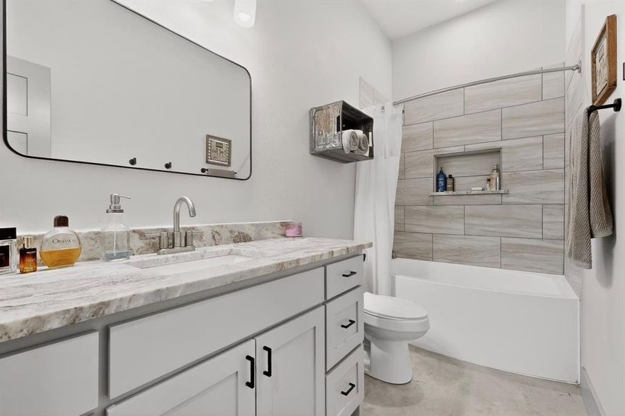 Furnished interior view inside a new home in , Whitewright (Image 33).