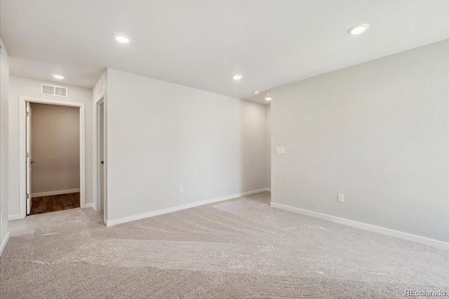 Spacious, unfurnished interior of a new home in Coyote Creek, Fort Lupton (Image 14).