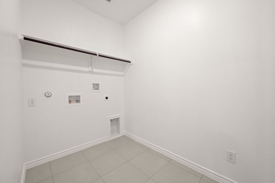 Spacious, unfurnished interior of a new home in Baker Farms, Cleburne (Image 26).