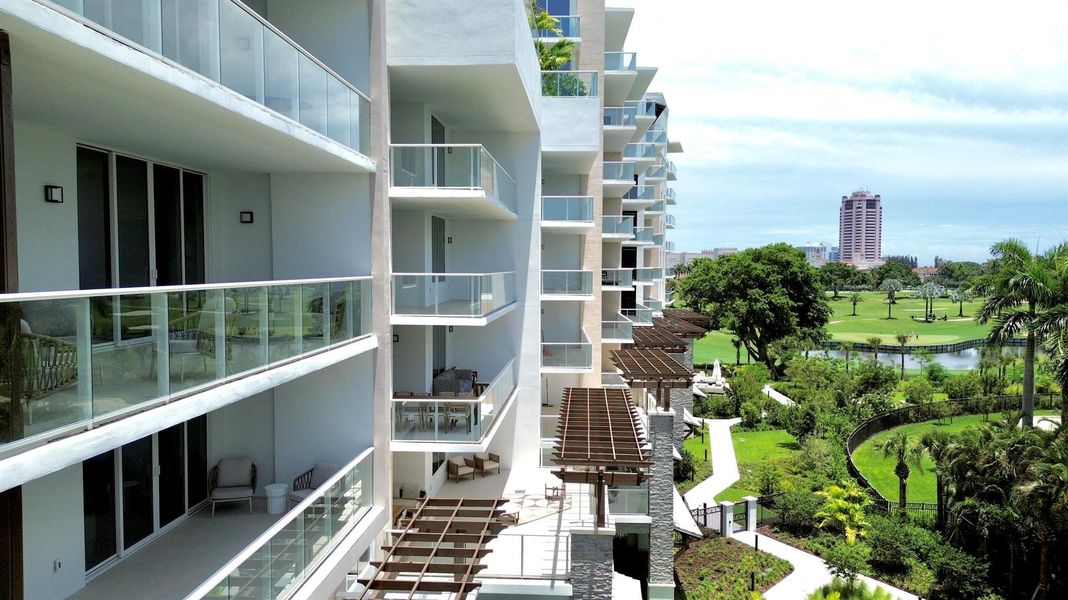 Condo located in Boca Raton, FL showcasing its design and architecture (Image 3).