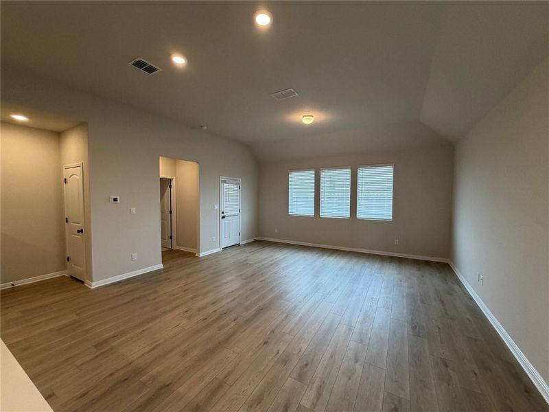 Spacious, unfurnished interior of a new home in Willow Springs, Buda (Image 28).