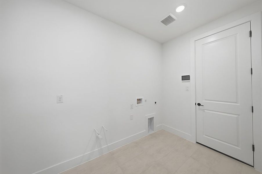 Spacious, unfurnished interior of a new home in Tavolo Park, Fort Worth (Image 23).