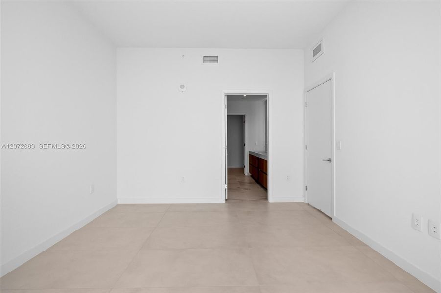 Spacious, unfurnished interior of a new home in , Miami (Image 16).