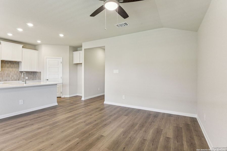 Spacious, unfurnished interior of a new home in Remington Ranch, San Antonio (Image 16).