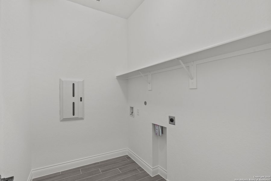 Spacious, unfurnished interior of a new home in Bison Ridge, San Antonio (Image 27). Spacious, unfurnished interior of a new home in Bison Ridge, San Antonio (Image 27).