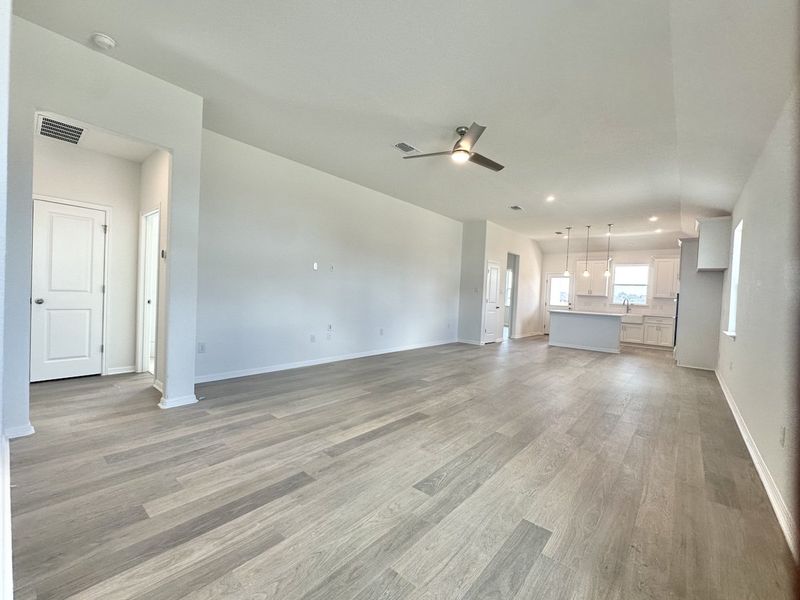 Spacious, unfurnished interior of a new home in Crosswinds, Kyle (Image 7).
