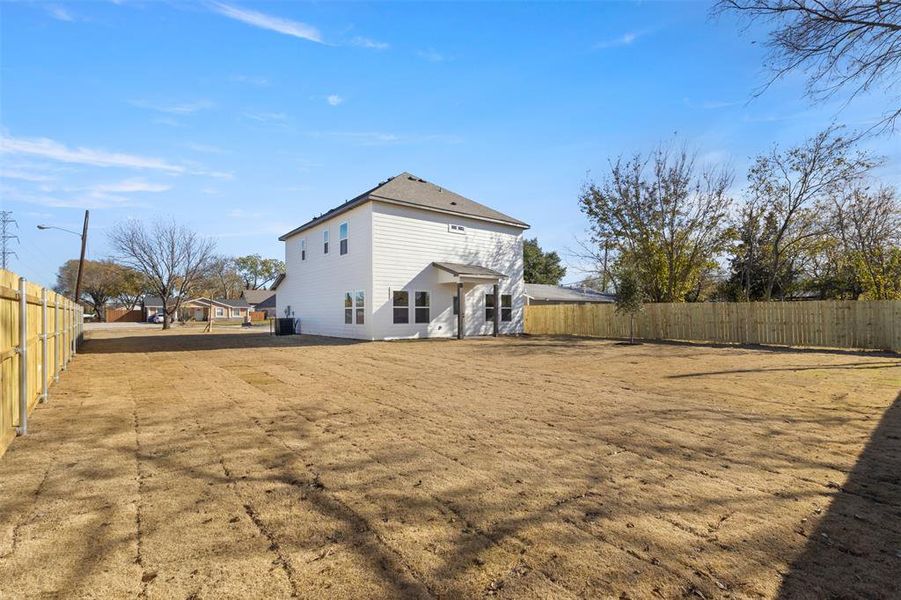 Exterior details and patio area of a home in , Dallas (Image 4).