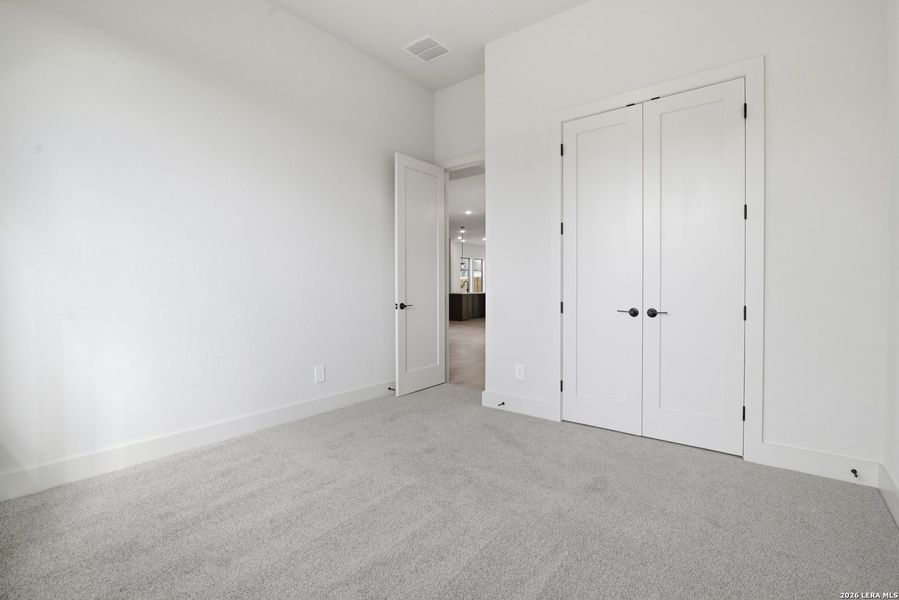 Spacious, unfurnished interior of a new home in Haby Hill 50s, San Antonio (Image 33).