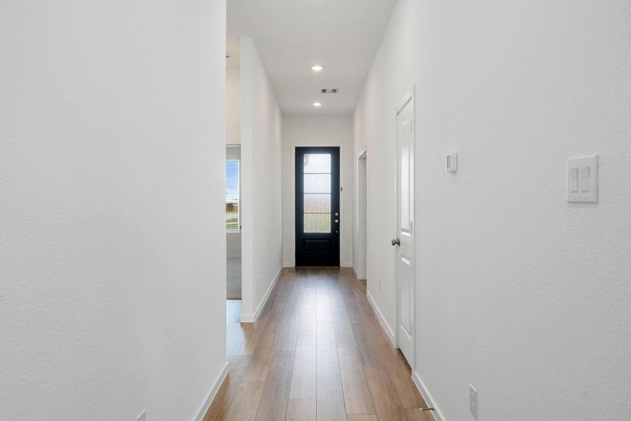 Spacious, unfurnished interior of a new home in Lago Mar: Fairway Collections, Texas City (Image 18). Spacious, unfurnished interior of a new home in Lago Mar: Fairway Collections, Texas City (Image 18).