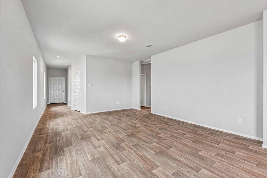 Spacious, unfurnished interior of a new home in Cloverleaf, Austin (Image 28).