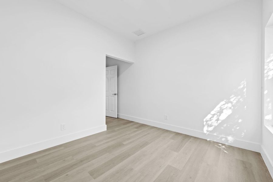 Spacious, unfurnished interior of a new home in , Fort Lauderdale (Image 20).