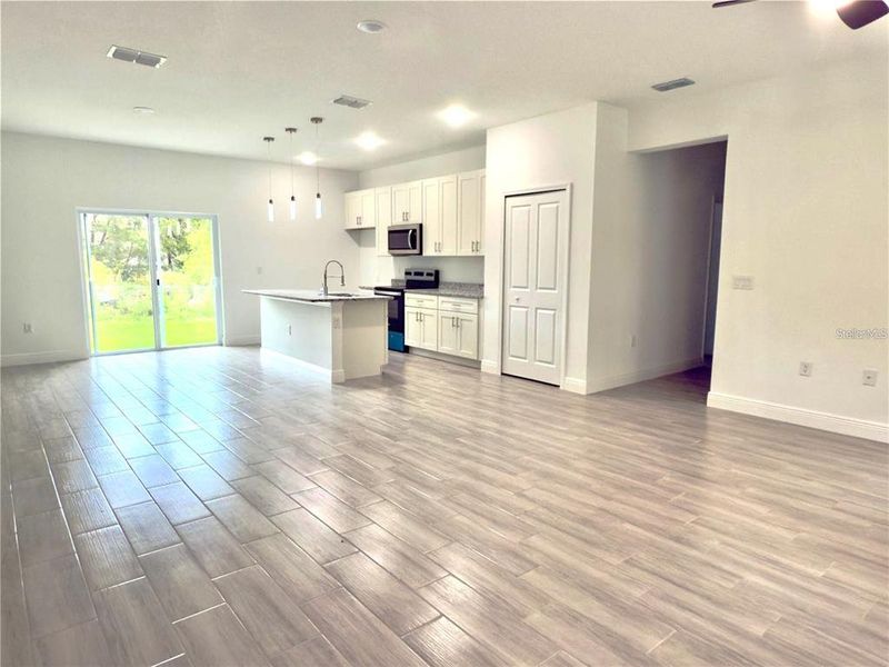 Spacious, unfurnished interior of a new home in , Citrus Springs (Image 25).
