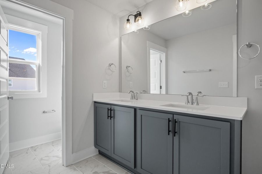 021_AP2-0309 Primary Bathroom_2 - Medium