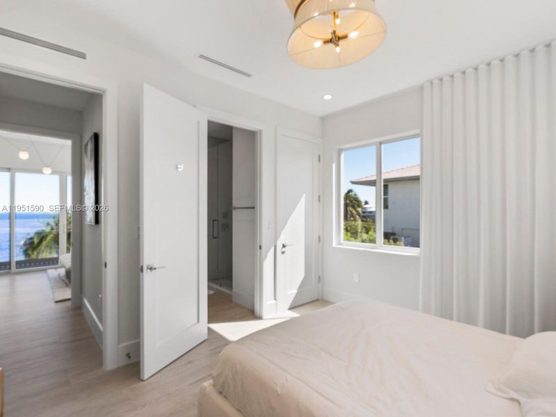 Furnished interior view inside a new home in , Marathon (Image 49).