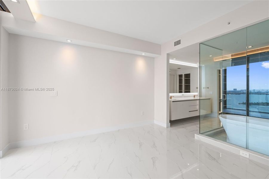 Spacious, unfurnished interior of a new home in Aria Reserve, Miami (Image 57).