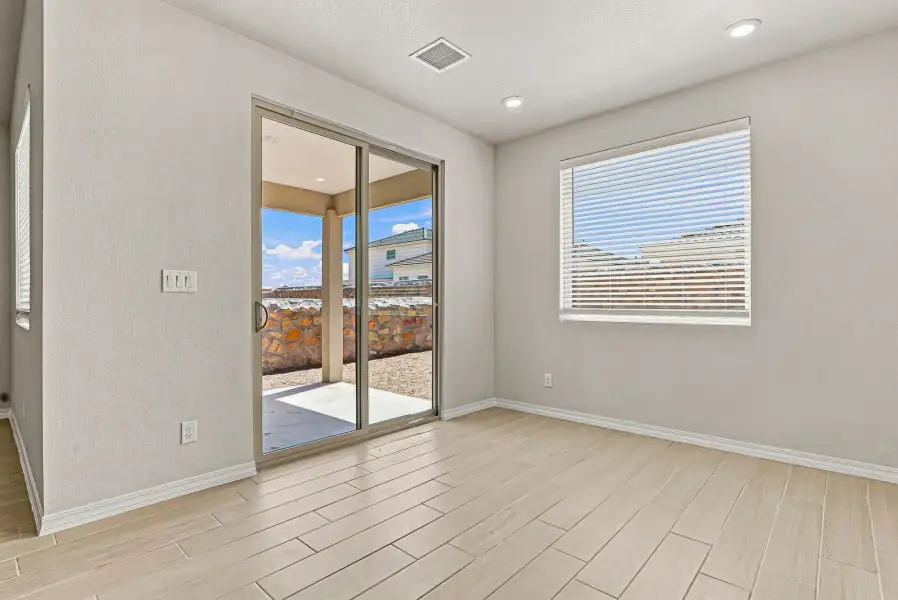 Spacious, unfurnished interior of a new home in Desert Breeze, Horizon City (Image 33).