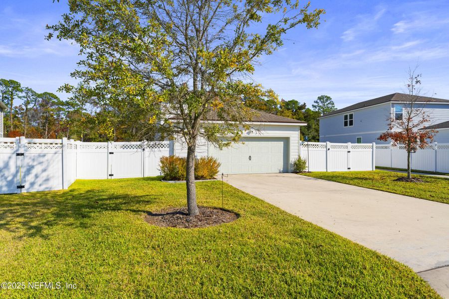 Exterior details and patio area of a home in Bradley Pond, Jacksonville (Image 29).