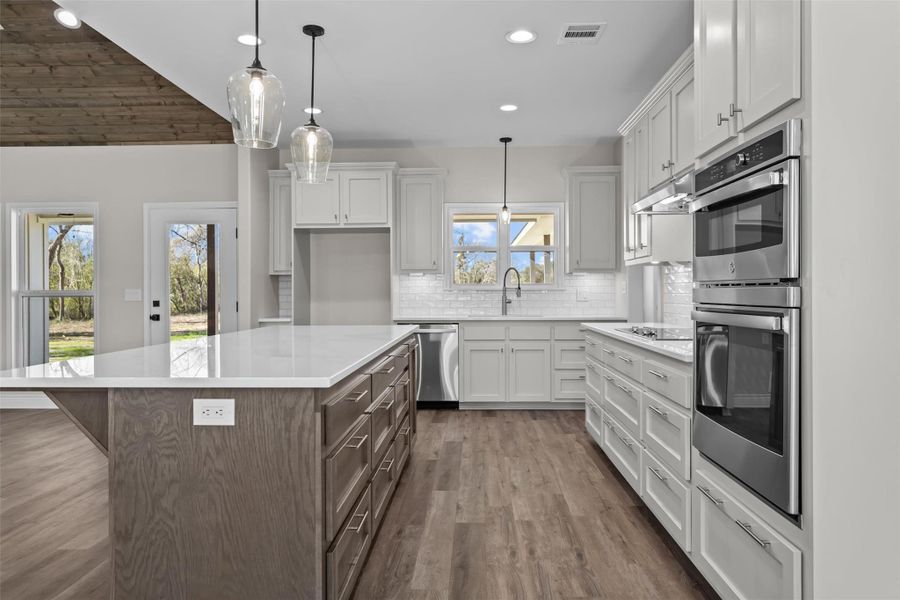 Furnished interior view inside a new home in , Grapeland (Image 12).