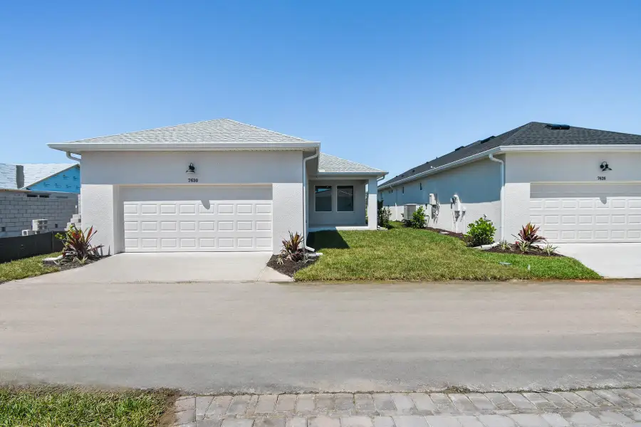Representative exterior details of a home built from the The Ambrosia by David Weekley Homes in SeaFlower – Bungalow Homes, Bradenton (Image 4).