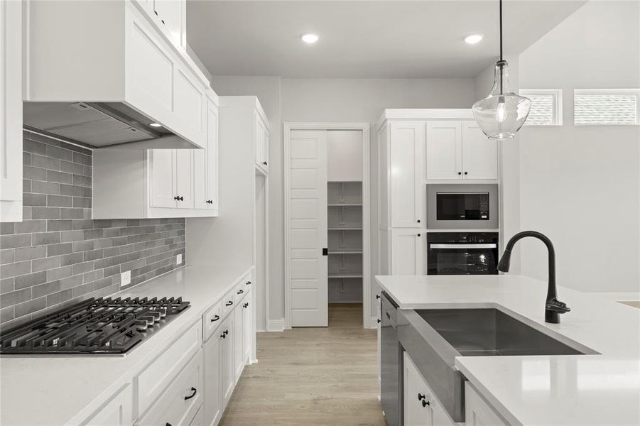 11. 9721 Dahlia - Kitchen (3)