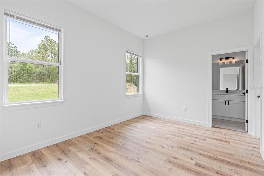 Spacious, unfurnished interior of a new home in , Citrus Springs (Image 12).