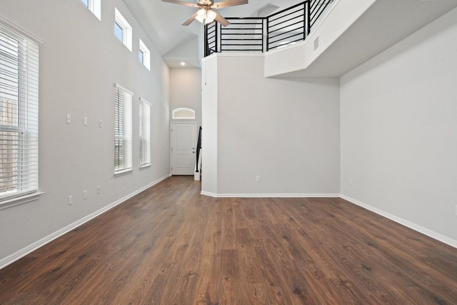 Spacious, unfurnished interior of a new home in Porter Country, Buda (Image 8).