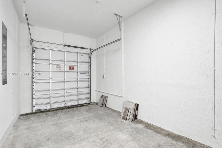 Spacious, unfurnished interior of a new home in , Coral Springs (Image 13).