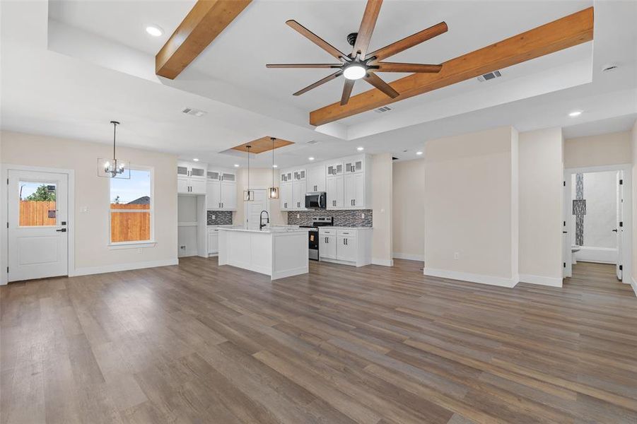 Spacious, unfurnished interior of a new home in , Granbury (Image 18).