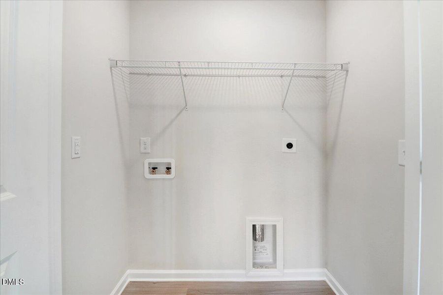 25-Laundry area with washer dryer hookup
