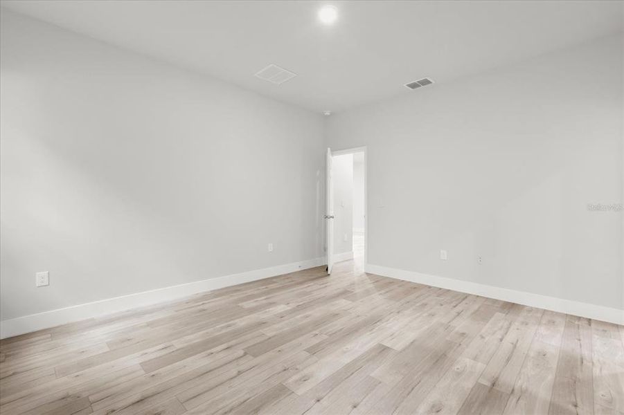 Spacious, unfurnished interior of a new home in , Citrus Springs (Image 11).
