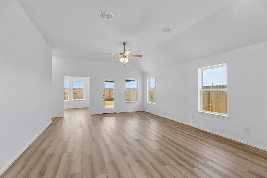 Spacious, unfurnished interior of a new home in River Ranch, Dayton (Image 26).