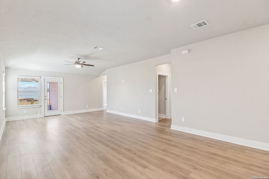 Spacious, unfurnished interior of a new home in Lark Canyon, New Braunfels (Image 30).
