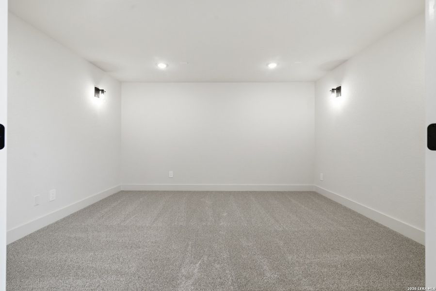 Spacious, unfurnished interior of a new home in Haby Hill 50s, San Antonio (Image 25).